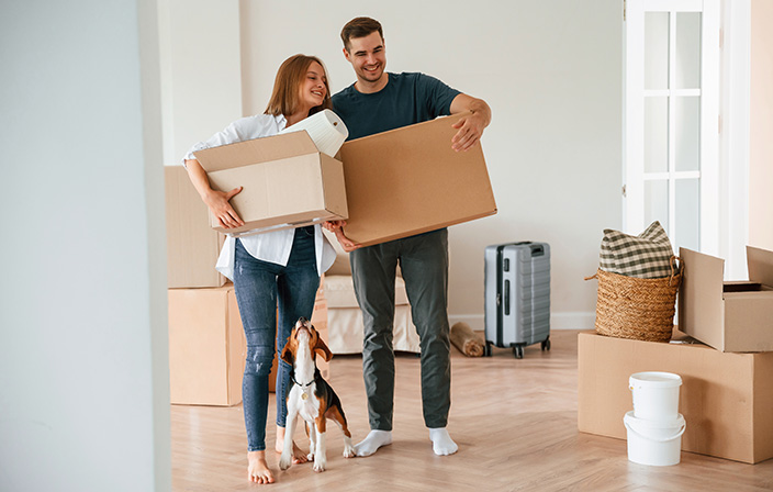 Junge Familie in ihrem neuen Eigenheim