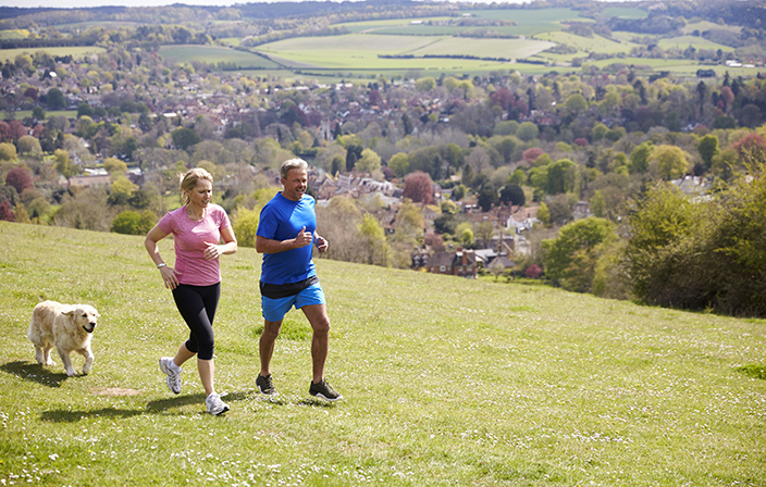 Älteres Ehepaar beim Joggen mit dem Hund