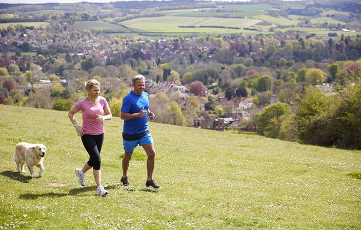Älteres Ehepaar beim Joggen mit dem Hund