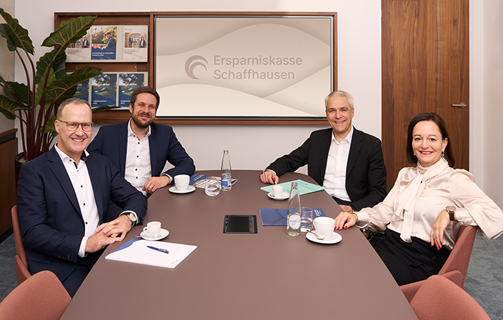 Bildlegende: Die neue Geschäftsleitung der Ersparniskasse will die Bank als die Regionalbank in Schaffhausen und im Zürcher Weinland platzieren. Christoph Singer, Dominik Häberli, Markus Werner und Ruth Mojentale (von links).